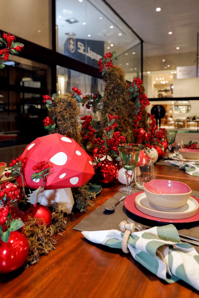 Marcio Leme (Mil Plantas): Cogumelos - A mesa decorada conta com os cogumelos como o principal elemento, arranjos de frutas vermelhas decorando as bolas de natal e também cerâmicas orgânicas no tom rosado, além do verde, vermelho e branco, cores características da época.