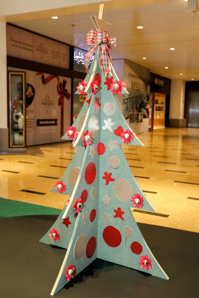 Noemi Guilger: Natal, Esperança e Luz - Utilizamos o conceito de nossa árvore com muito brilho, representando uma época de confraternização, amor e festas em família. Uma árvore alegre e divertida desejando um FELIZ NATAL repleto de esperança a todos que passarem por ela.