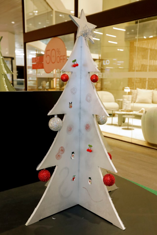 Silvia Bitelli: Um Clássico de Natal – Me inspirei das árvores de natal que montava na minha casa e na casa da minha avó, todas com bolas vermelhas.