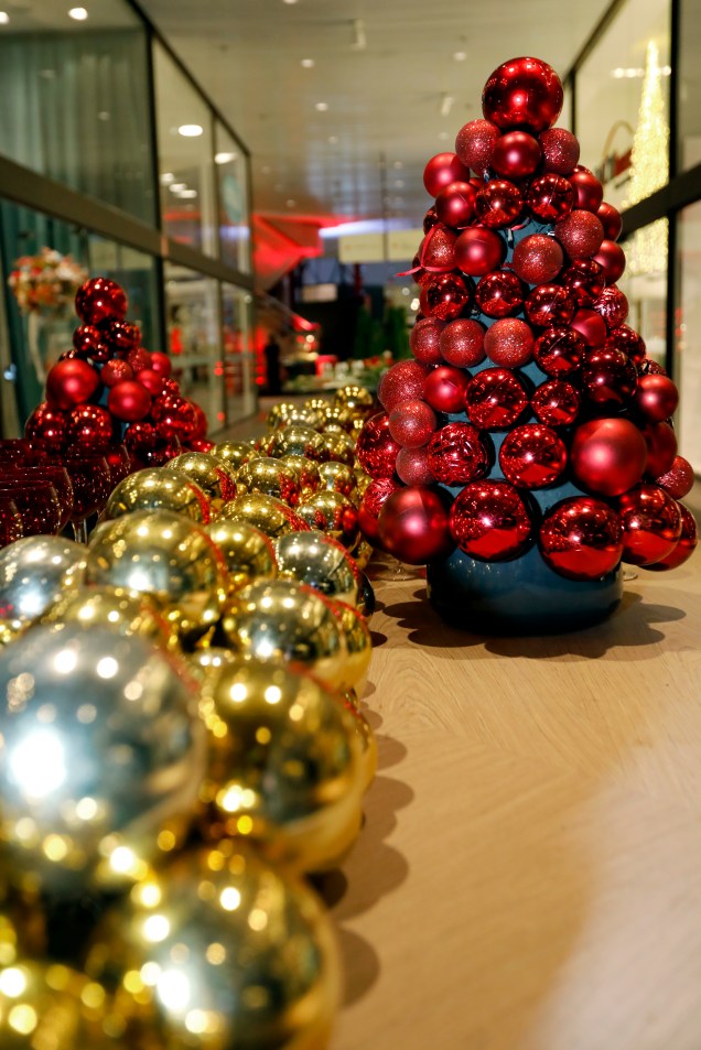 Titina Leão: Mesa de Natal - Esse ano nossa inspiração está nas bolas de Natal que são icônicas nessa época do ano. Nas cores vermelho e dourado, trouxemos essa identidade remetendo ao um clássico Natal.