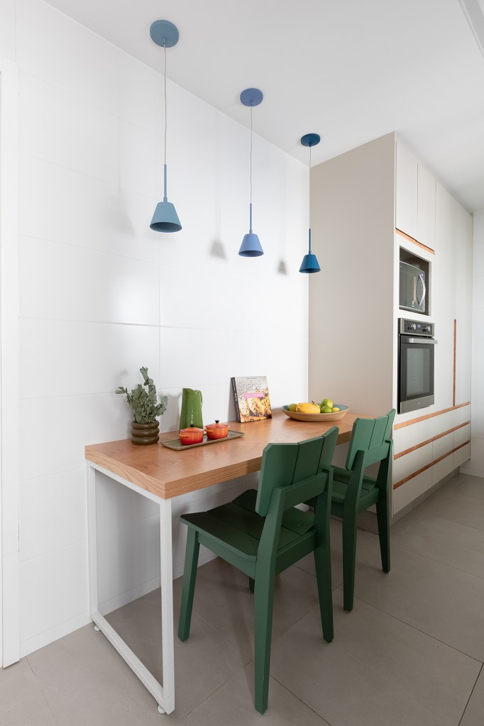 Apartamento de 147 m² ganha ambientes integrados e repletos de luz natural. Projeto de Estúdio Maré. Na foto, cozinha corredor com copa.