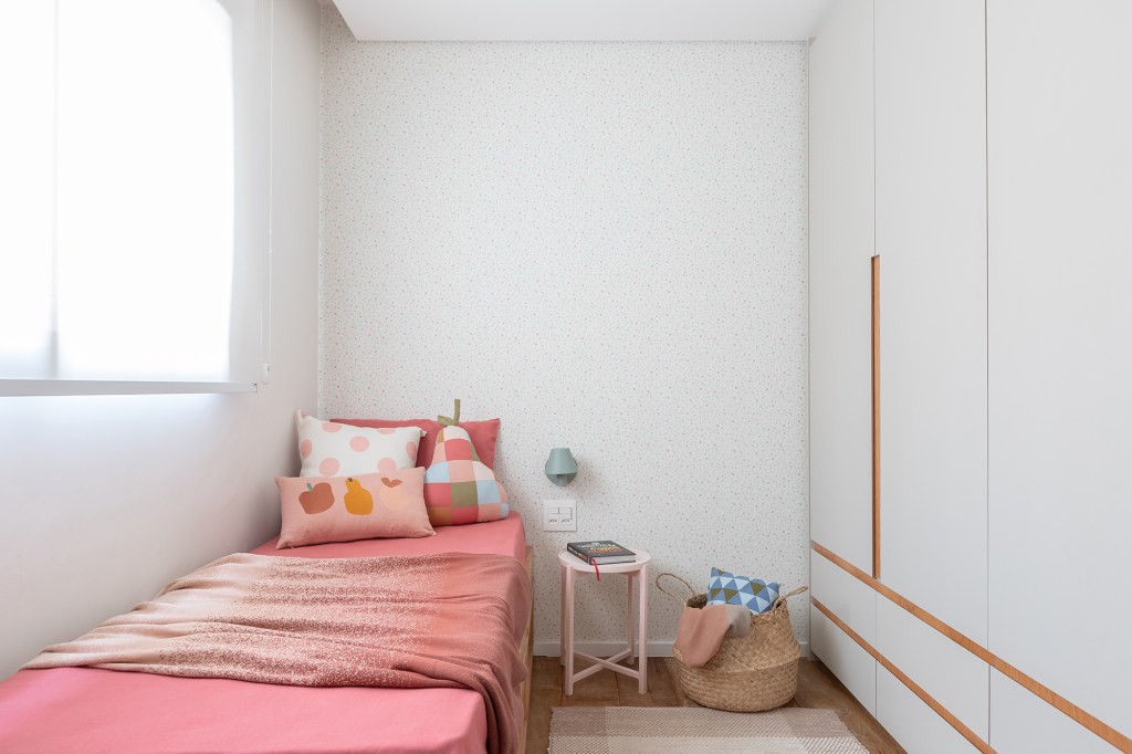 Apartamento de 147 m² ganha ambientes integrados e repletos de luz natural. Projeto de Estúdio Maré. Na foto, quarto infantil com papel de parede estampado.
