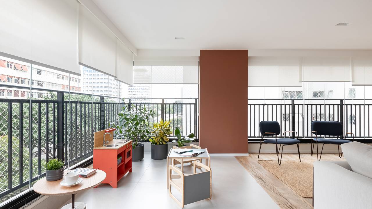 Apartamento de 147 m² ganha ambientes integrados e repletos de luz natural. Projeto de Estúdio Maré. Na foto, varanda com brinquedoteca e plantas.