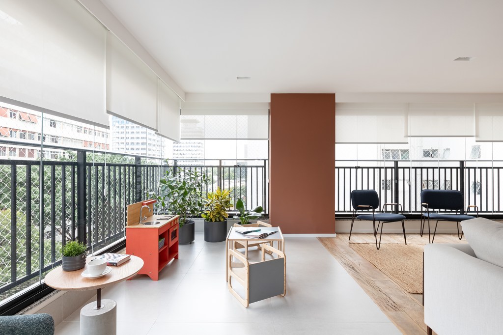 Apartamento de 147 m² ganha ambientes integrados e repletos de luz natural. Projeto de Estúdio Maré. Na foto, varanda com brinquedoteca e plantas.
