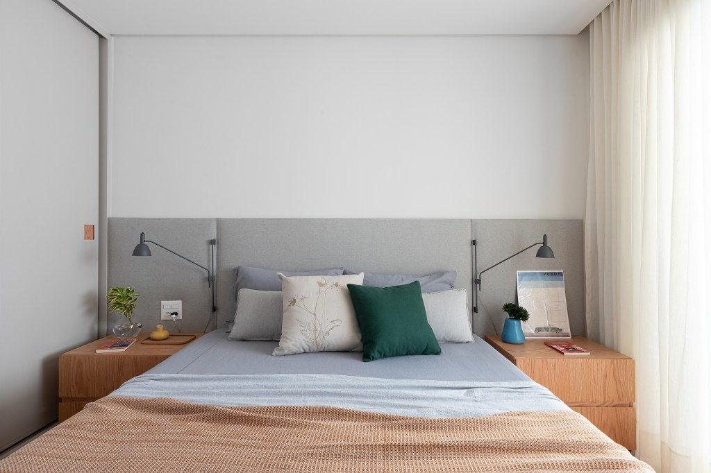 Apartamento de 147 m² ganha ambientes integrados e repletos de luz natural. Projeto de Estúdio Maré. Na foto, quarto de casal com cabeceira cinza.