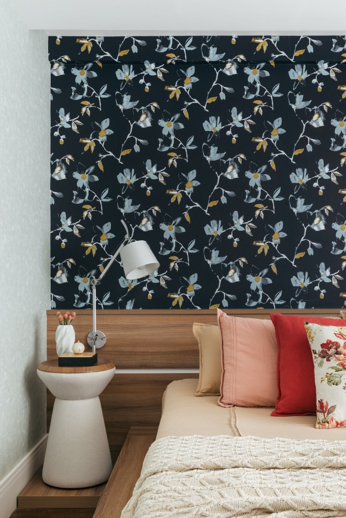 Apê de Ciro Bottini tem paleta Art Deco Navy com tons azuis e dourados. Projeto de Casa Cururu. Na foto, quarto com papel de parede floral.