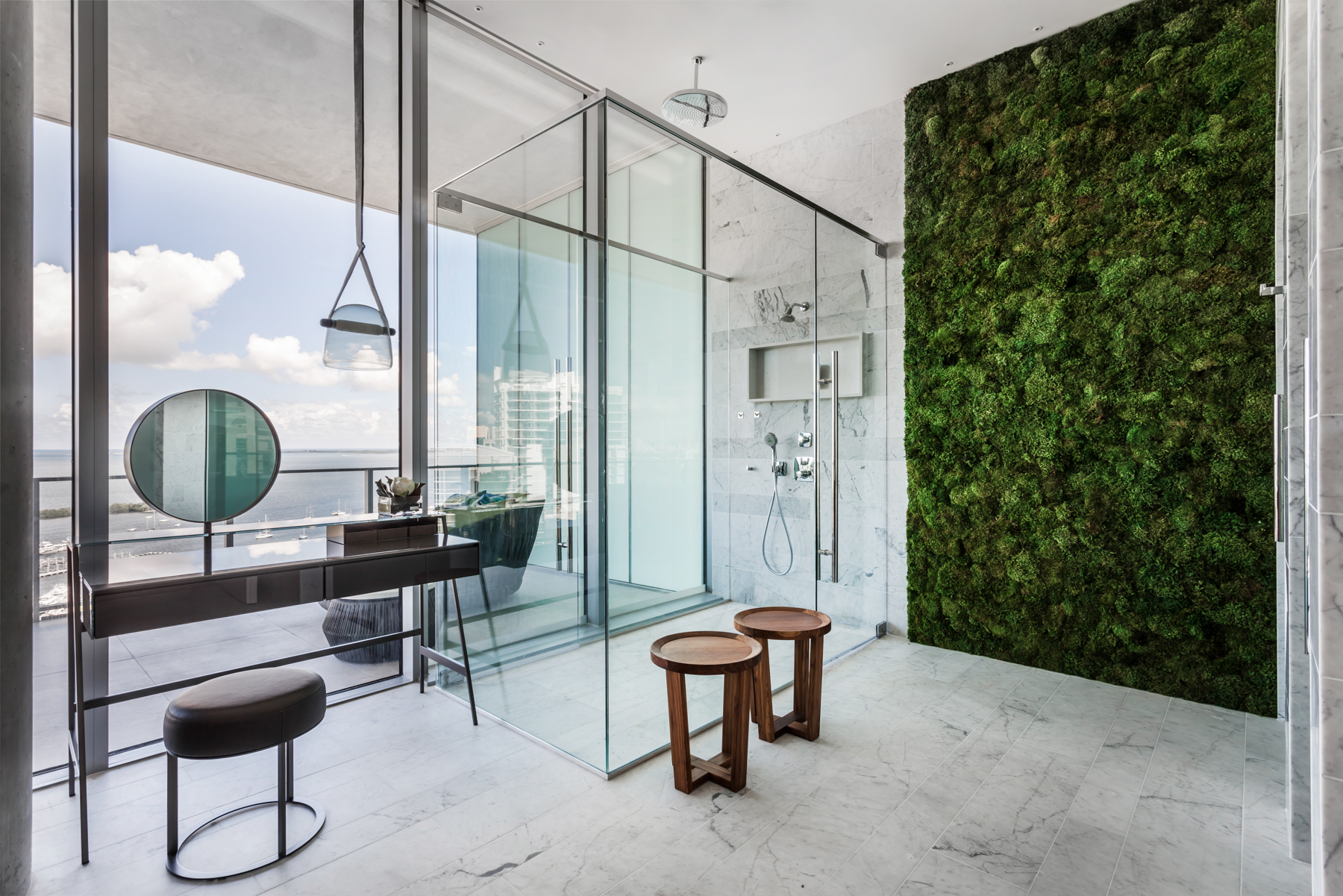 Apê de 500 m² com vista para o mar de Miami tem mix de materiais no décor. Projeto de Andrea Chicharo. Na foto, banheiro com vista para o mar, parede verde e penteadeira.