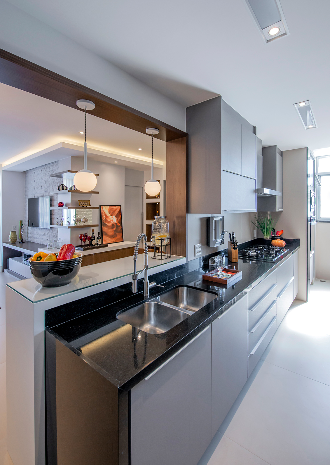 Apê de 90 m² ganha layout funcional após troca de paredes de lugar. Projeto de Campos & Olivetti Arquitetura. Na foto, cozinha corredor integrada com a sala.