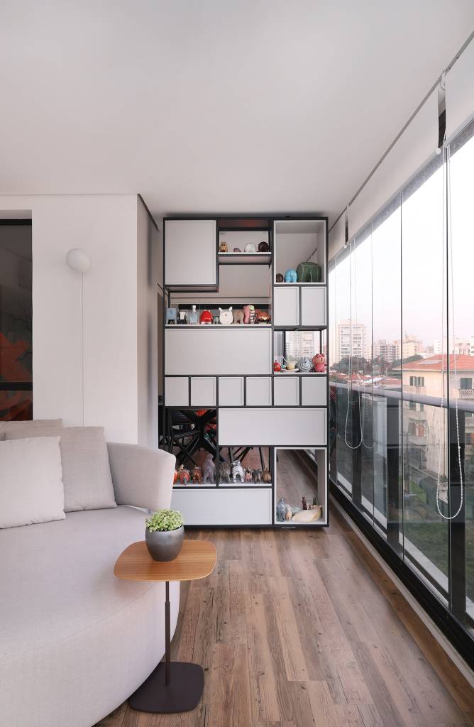 Apê descolado de 120 m² tem décor inspirado nos quadros do cliente. Projeto Inovando Arquitetura. Na foto, varanda com estante com colecionáveis.