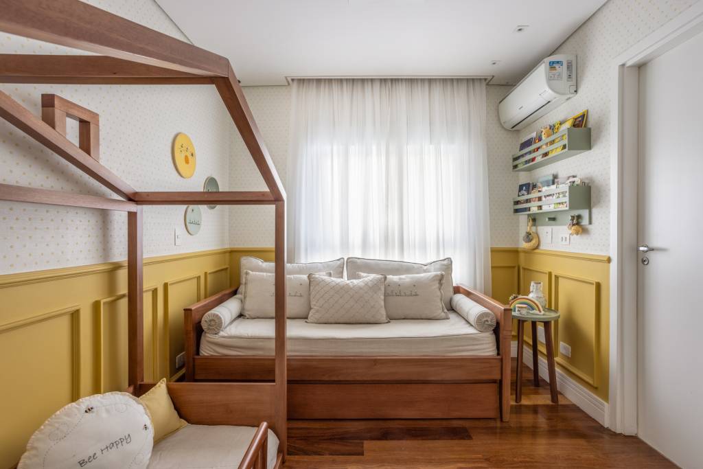 ape-garden-academia-compacta-varanda-gramado-stal-arquitetura-24-quarto-infantil Apê garden tem academia compacta e varanda com gramado e muitas plantas. STAL Arquitetura. Na foto, quarto infantil com cama de casinha, meia parede amarela e boiseries.
