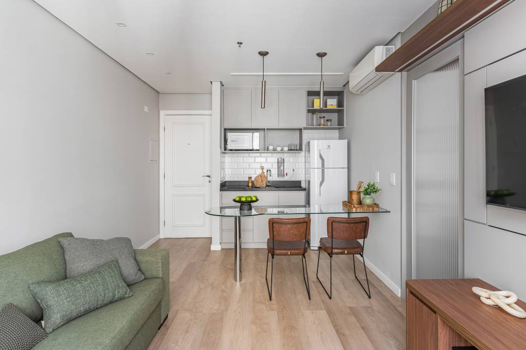 Apê de 42 m² ganha décor minimalista e cabeceira feita de varão de cortina