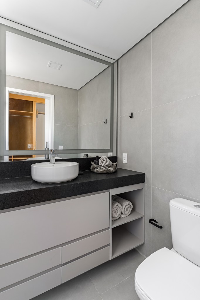 Apê de 42 m² ganha décor minimalista e cabeceira feita de varão de cortina. Projeto Inovando Arquitetura. Na foto, banheiro com espelho com led.