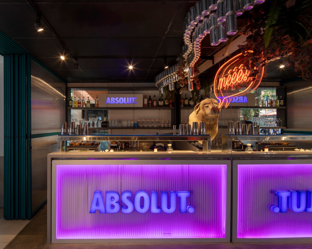 Bar em homenagem ao Mussum remete à vida e carreira do Trapalhão. Projeto de Superlimão. Na foto, bar com ovelha e neon.