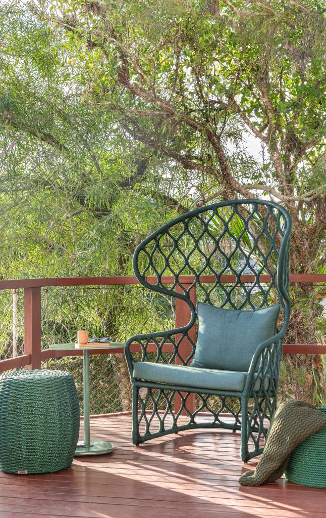 cozinha-15m-estilo-contemporaneo-toque-campestre-travessa-arquitetura-02-jardim Cozinha de 15m² tem estilo contemporâneo com toque campestre. Projeto de Travessa Arquitetura. Na foto, varanda com deck com cadeira verde.