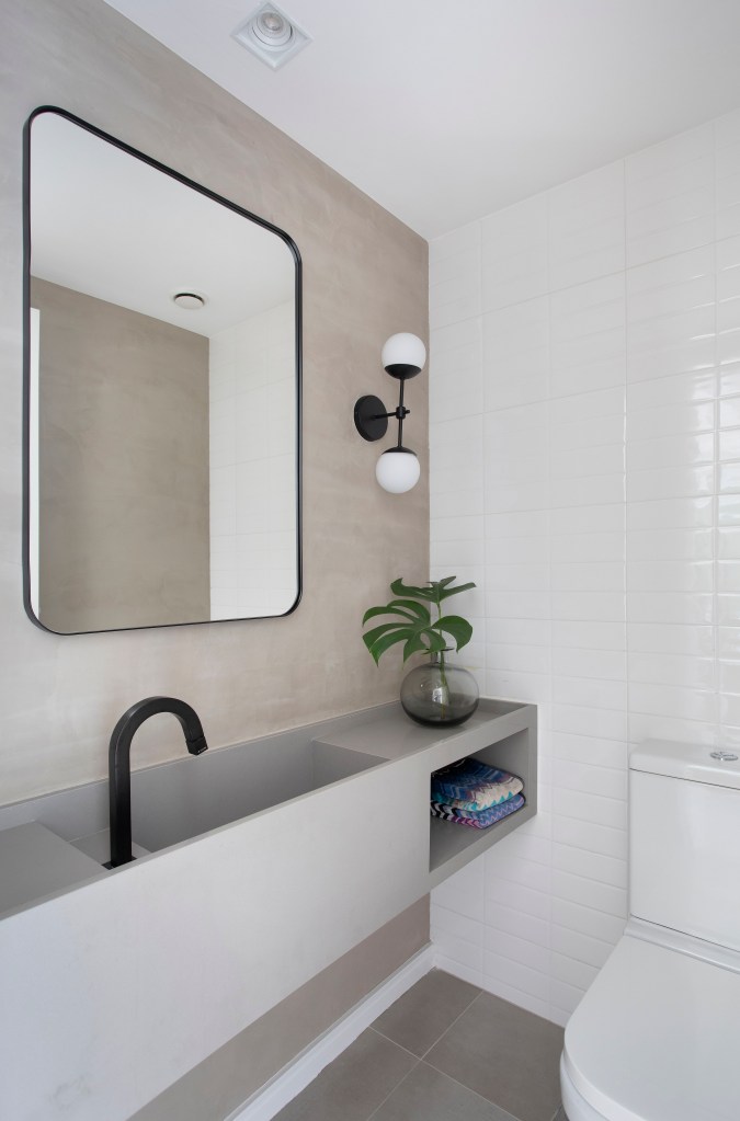 Cozinha com armário verde laqueado e bancada de granito é destaque em apê. Projeto de Ao Quadrado Arquitetura. Na foto, banheiro minimalista com cuba esculpida.
