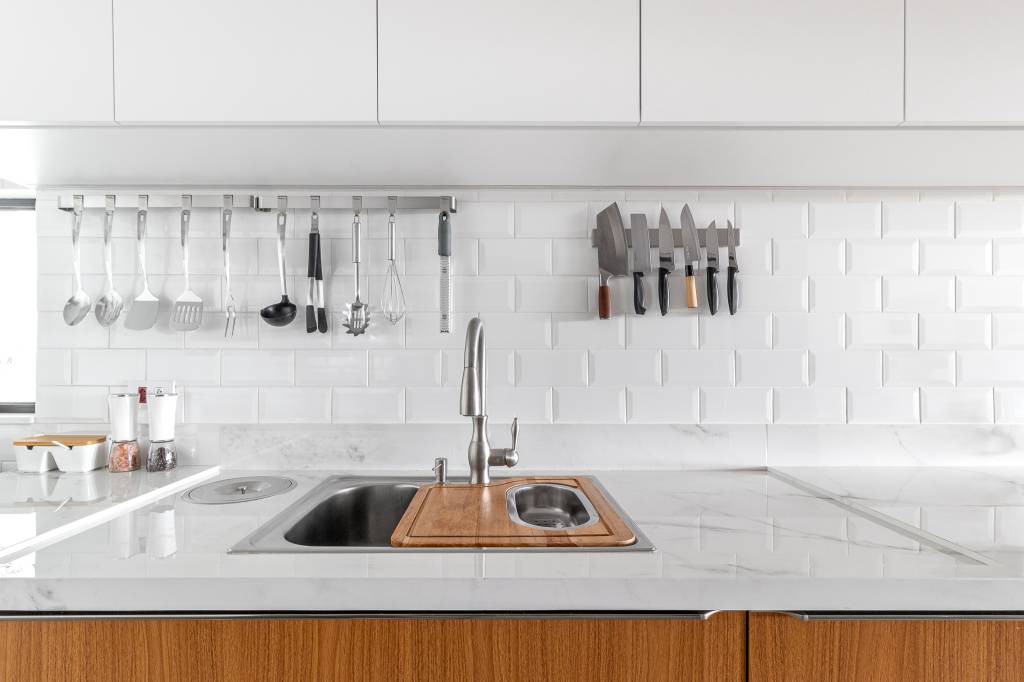Cozinha minimalista foi pensada para abrigar muitos utensílios. Projeto de Inovando Arquitetura. Na foto,
