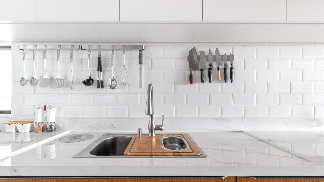Cozinha minimalista foi pensada para abrigar muitos utensílios. Projeto de Inovando Arquitetura. Na foto,