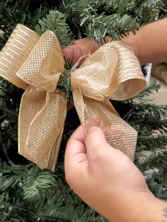 Capa de: Como montar o laço de Natal perfeito de um jeito fácil!