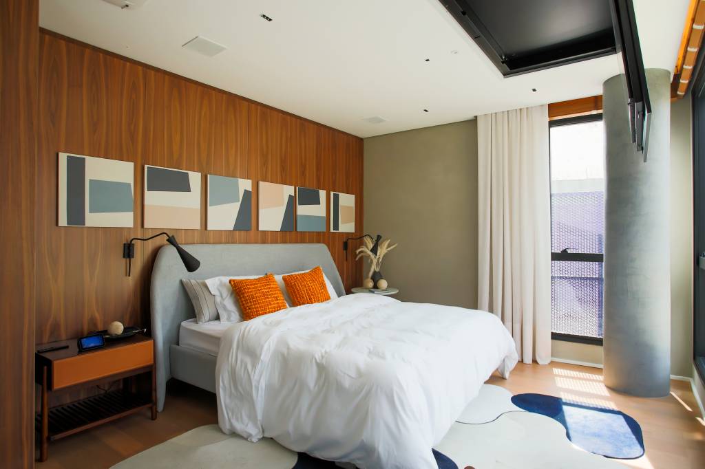 natureza-inspira-decor-de-ape-de-200m-com-muita-madeira-e-linhas-curvas-studio-architetonika-nomad-01-quarto-tv-flap Natureza inspira décor de apê de 200m² com muita madeira e linhas curvas. Projeto de Studio Architetonika Nomad. Na foto, quarto com cabeceira acolchoada e TV Flap.
