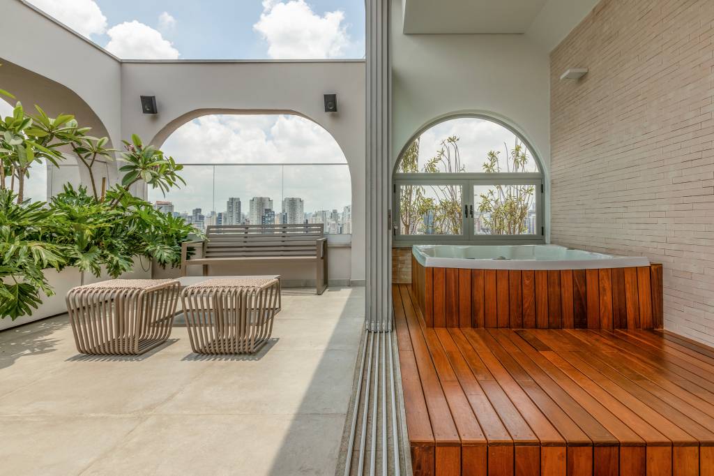 Reforma transforma apartamento de 362 m² em refúgio urbano minimalista. Projeto Inovando Arquitetura. Na foto, espaço gourmet com hidromassagem.