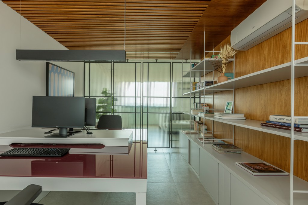 Reforma transforma apartamento de 362 m² em refúgio urbano minimalista. Projeto Inovando Arquitetura. Na foto, home office com estante e espaço para duas pessoas.