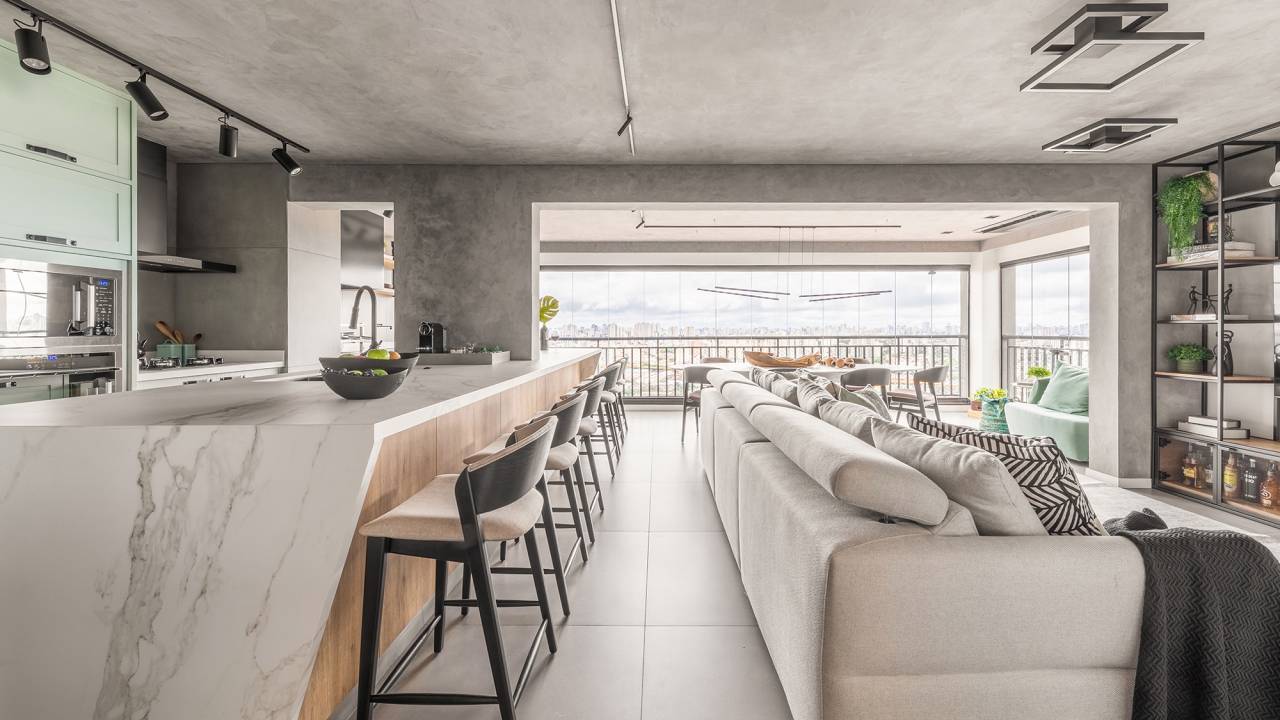 Sem quebra-quebra, apê de 150 m² ganha integração e décor industrial. Projeto de BMA Arquitetura, Na foto, sala com sofá e estante de serralheria.