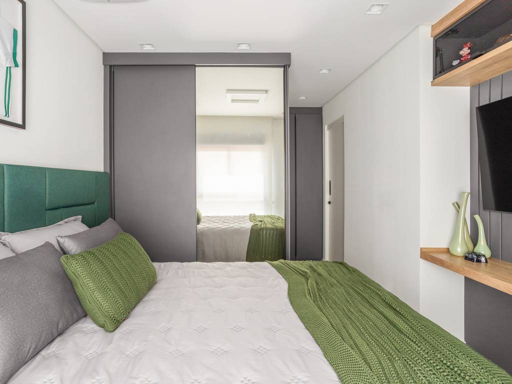 Sem quebra-quebra, apê de 150 m² ganha integração e décor industrial. Projeto de BMA Arquitetura, Na foto, quarto com cabeceira verde e ripado cinza.