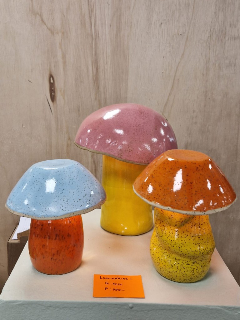 As luminárias de cerâmica da Auri além de coloridas, são multifuncionais. Os cogumelos têm cúpulas intercambiáveis, que servem também como tigela.