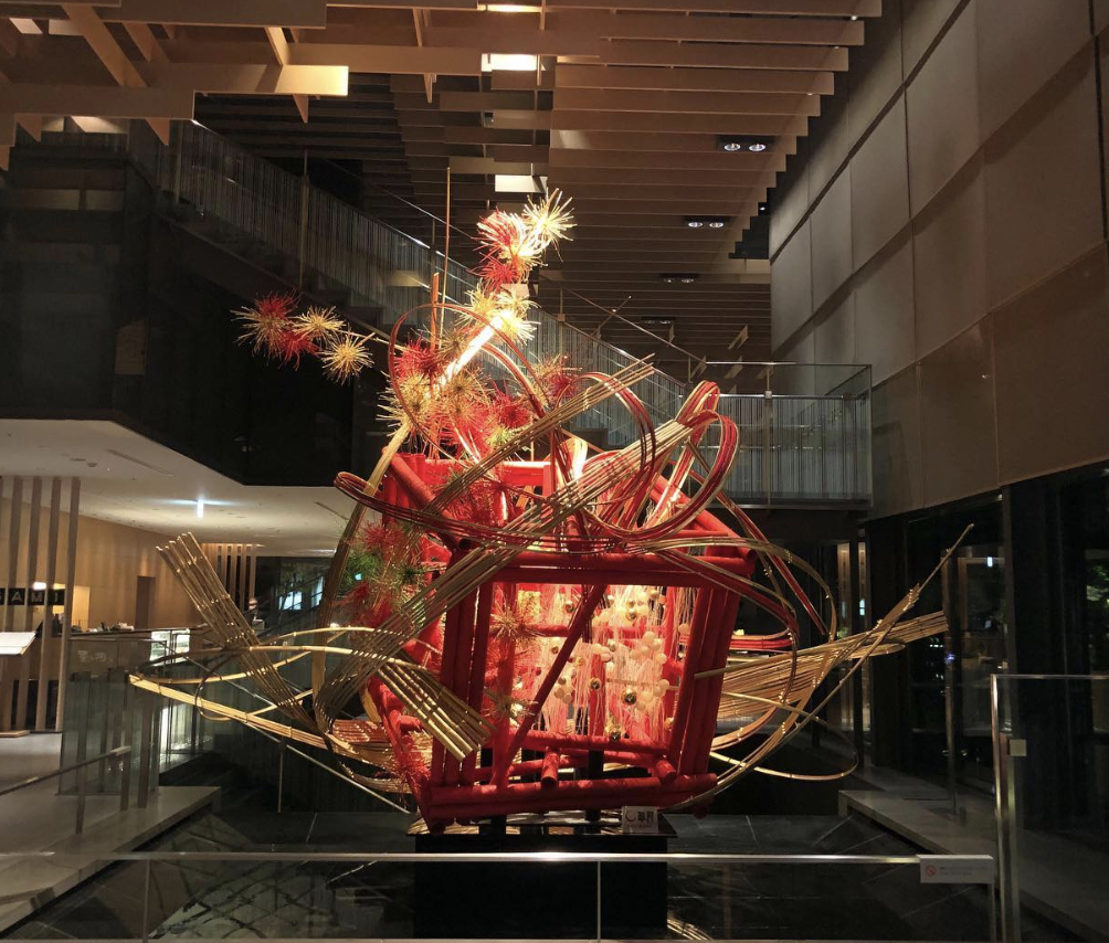 Árvores de Natal: 5 projetos criativos em hotéis ao redor do mundo. Na foto, árvore inspirada no ikebana, no Capitol Hotel Tokyu.
