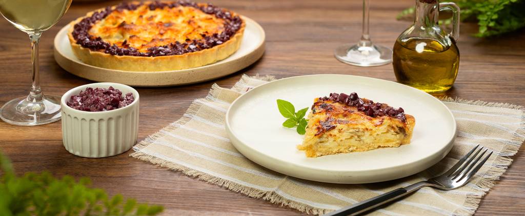 Crostata de bacalhau com tapenade de azeitonas pretas