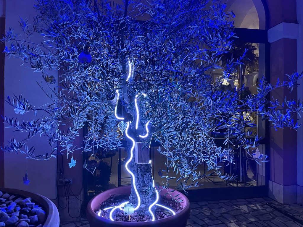 Árvores de Natal: 5 projetos criativos em hotéis ao redor do mundo. Na foto, árovre interativa do Hotel de Russei, em Roma.