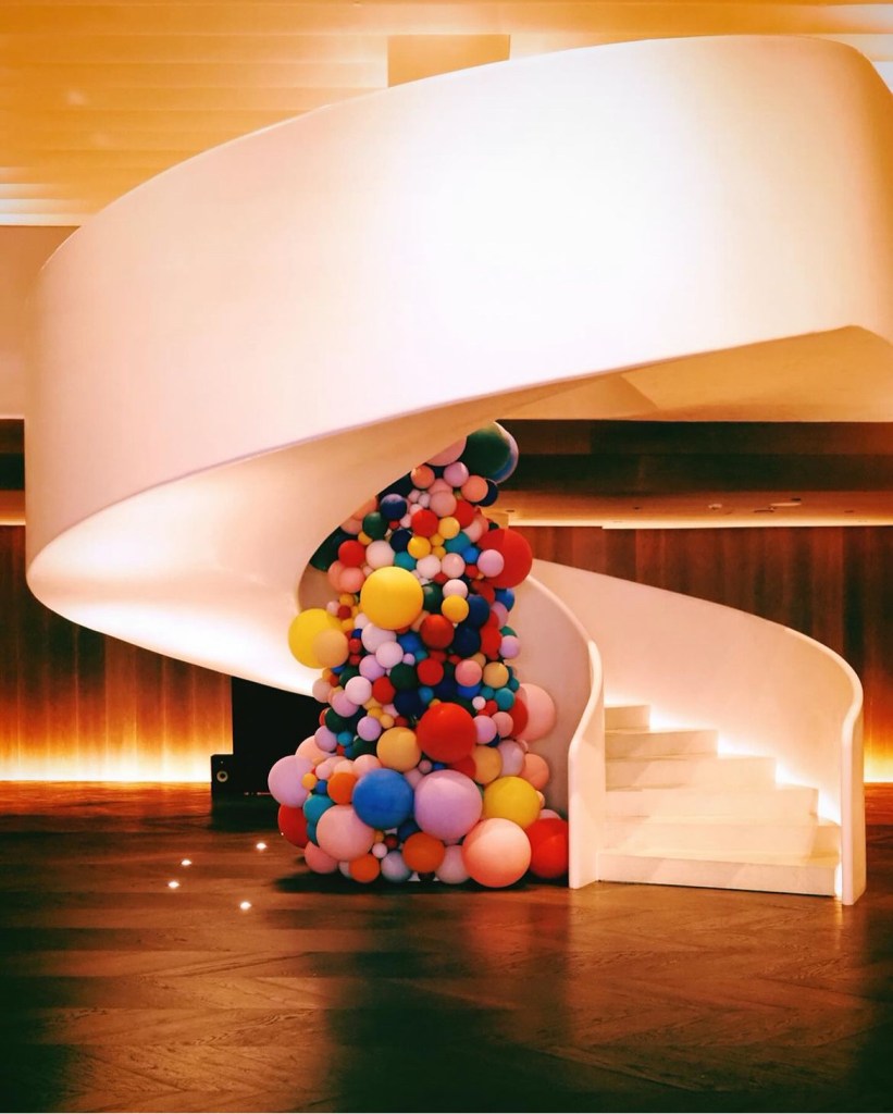 Árvores de Natal: 5 projetos criativos em hotéis ao redor do mundo. Na foto, árvore de balões projetada por Inteligência Artificial no The Madrid Edition.o,
