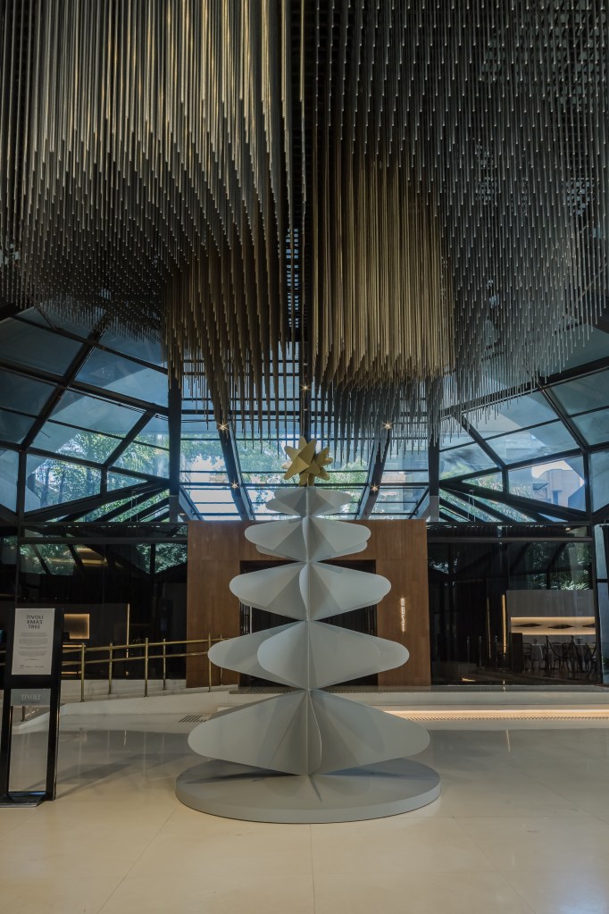 Árvores de Natal: 5 projetos criativos em hotéis ao redor do mundo. Na foto, árvore de aço no Tivoli Mofarrej de Sâo Paulo.