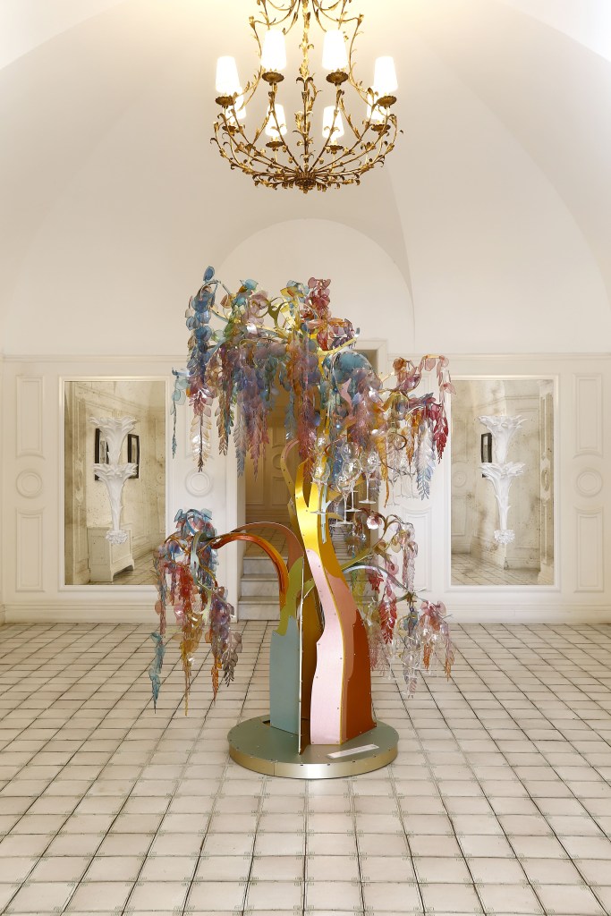 Árvores de Natal: 5 projetos criativos em hotéis ao redor do mundo. Na foto, árvore de pétalas de vidro no Villa Igiea, em Palermo (Itália).