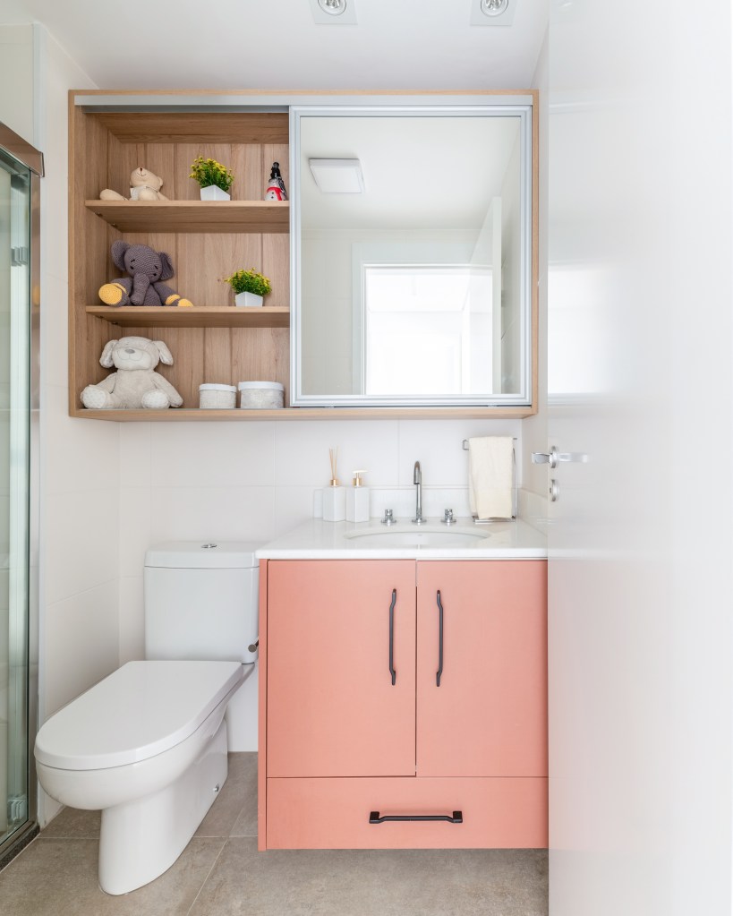 Ambientes Peach Fuzz. Projeto de BMA Studio. Na foto, banheiro infantil com armário na cor Peach fuzz.