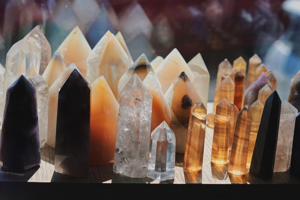 Ano novo: cristais para absorver energias negativas e proteger a casa. Na foto, cristais iluminados pelo Sol.