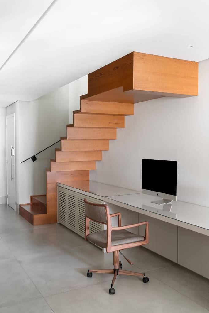 apartamento-160-m2-belo-horizonte-ganha-decor-minimalista-elegante-lucas-lage-credito-estudio18ny (7) Apartamento de 160 m² em Belo Horizonte ganha décor minimalista e elegante. Projeto de Lucas Lage Arquitetura. Na foto, home office embaixo da escada.