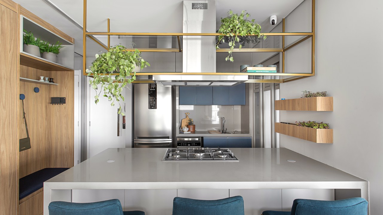 Apê de 102 m² tem Cozinha azul, quarto montessoriano e dois home offices. Projeto de Adriana Diegues. Na foto, cozinha com marcenaria cinza, prateleira suspensa e cabideiro.