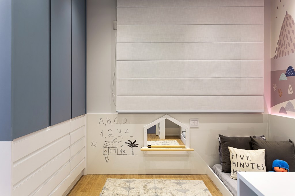 Apê de 102 m² tem Cozinha azul, quarto montessoriano e dois home offices. Projeto de Adriana Diegues. Na foto, quarto infantil com papel de parede de animais e marcenaria azul.