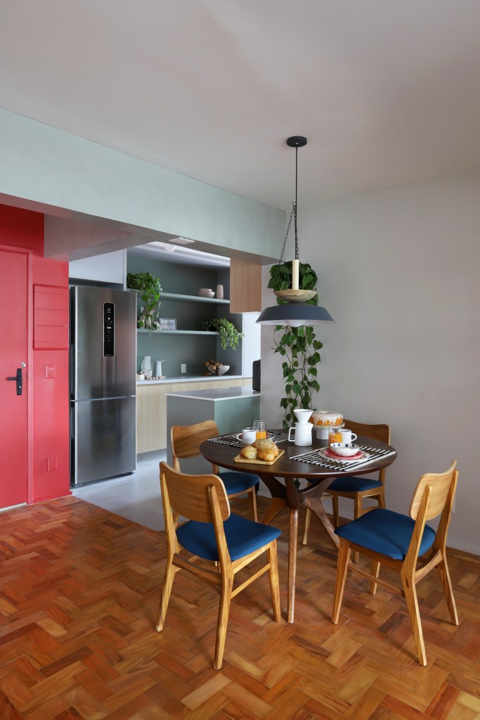 Apê de 90m² tem cozinha rosa, armário vermelho e guarda-roupa azul. Projeto de Studio 92 Arquitetura. Na foto,