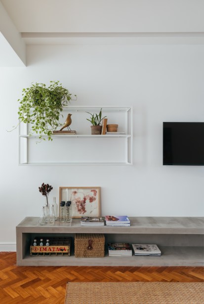 Apê de 90m² tem décor nórdico, com paredes brancas e armário aberto