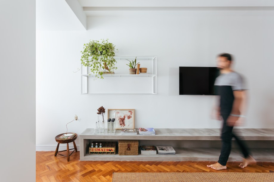 Apê de 90m² tem décor nórdico, com paredes brancas e armário aberto