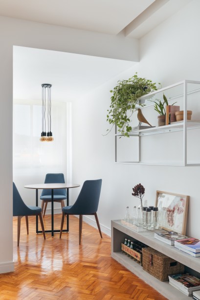 Apê de 90m² tem décor nórdico, com paredes brancas e armário aberto