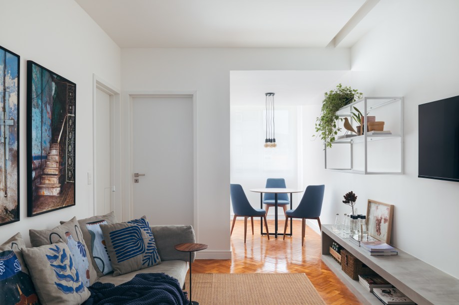 Apê de 90m² tem décor nórdico, com paredes brancas e armário aberto