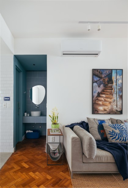 Apê de 90m² tem décor nórdico, com paredes brancas e armário aberto
