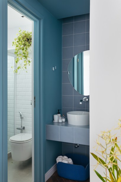 Apê de 90m² tem décor nórdico, com paredes brancas e armário aberto