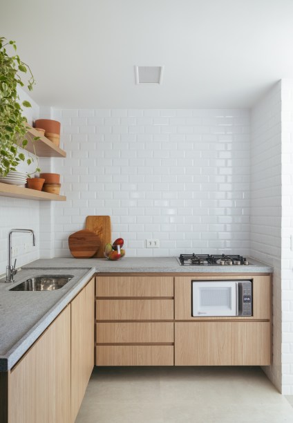 Apê de 90m² tem décor nórdico, com paredes brancas e armário aberto