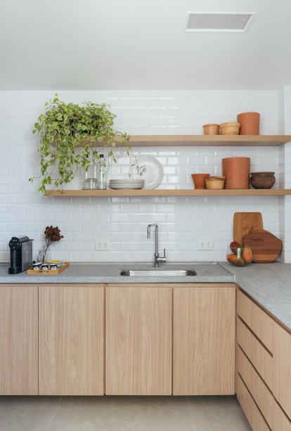 Apê de 90m² tem décor nórdico, com paredes brancas e armário aberto