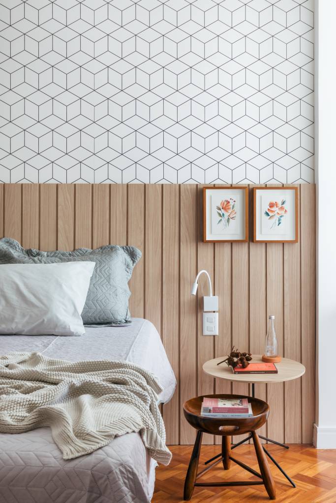 Apê de 90m² tem décor nórdico, com paredes brancas e armário aberto. Projeto de Bianca Da Hora. Na foto, quarto de casal com cabeceira de madeira ripada e parede geométrica.