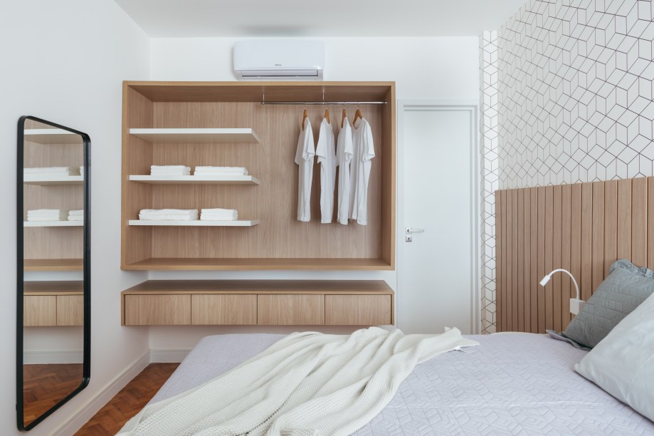 Apê de 90m² tem décor nórdico, com paredes brancas e armário aberto